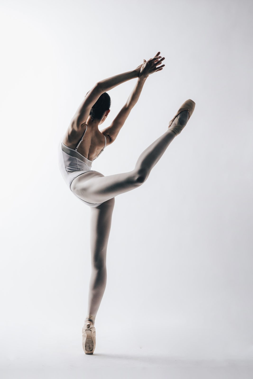Étoile dancer in arabesque